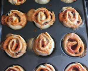 These muffin-tin pizza rolls are the perfect back-to-school lunch!